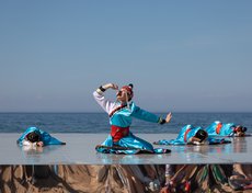 Яркое культурное событие прошло 12 августа в Республике Бурятия — профессиональные артисты из разных российских театров станцевали на берегу Байкала.