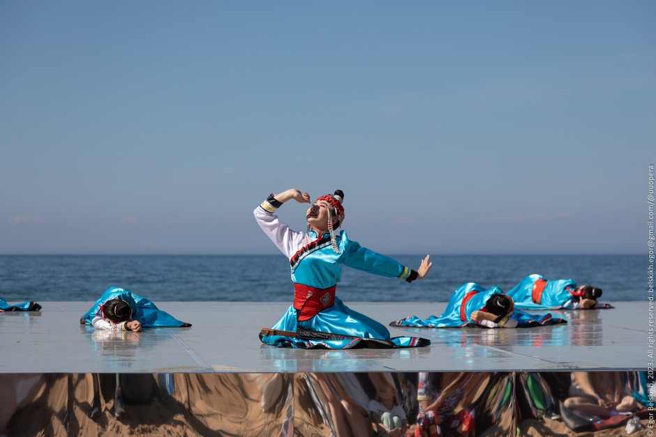 Яркое культурное событие прошло 12 августа в Республике Бурятия — профессиональные артисты из разных российских театров станцевали на берегу Байкала.