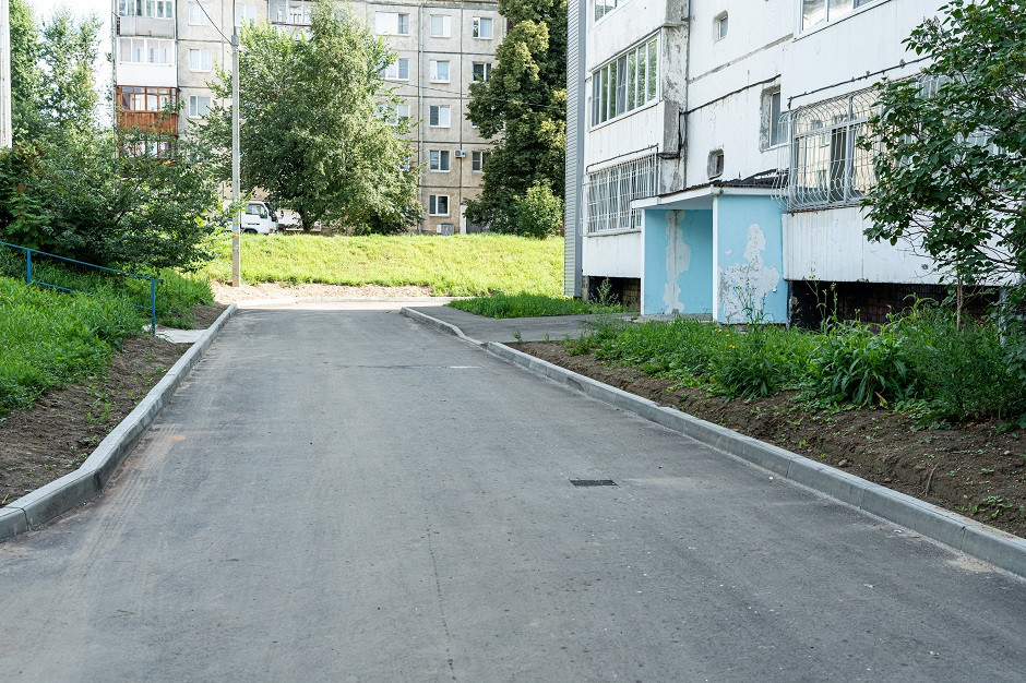 Придомовая территория по адресу Приморский, 13