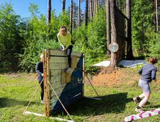 На пути их ждали колючая проволока, бронетранспортёр, четырёхметровый забор, «рукоход».