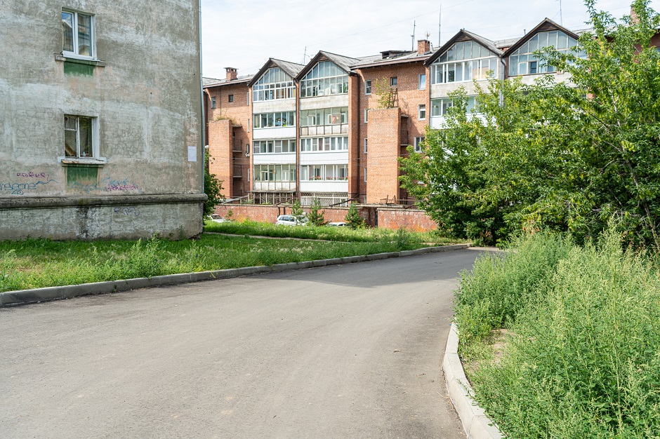 Двор на Безбокова, 44