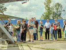 У самолётов целый день выстраивались очереди из желающих попасть внутрь.