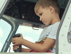 Самые стойкие, отстоявшие большую медленную очередь, побывали в кабине пилота.