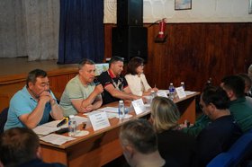 Встреча с жителями в Хужире. Фото пресс-службы правительства региона