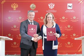 Подписание соглашения. Фото пресс-службы правительства Иркутской области