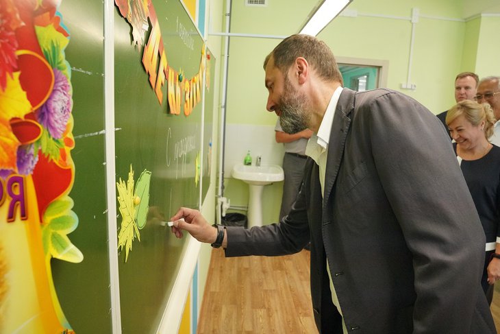 Председатель ЗС Александр Ведерников в школе №3 Свирска. Фото IRK.ru