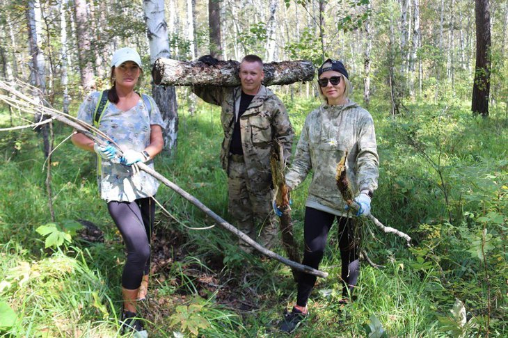 Уборка на Байкальском тракте. Фото пресс-службы правительства Иркутской области