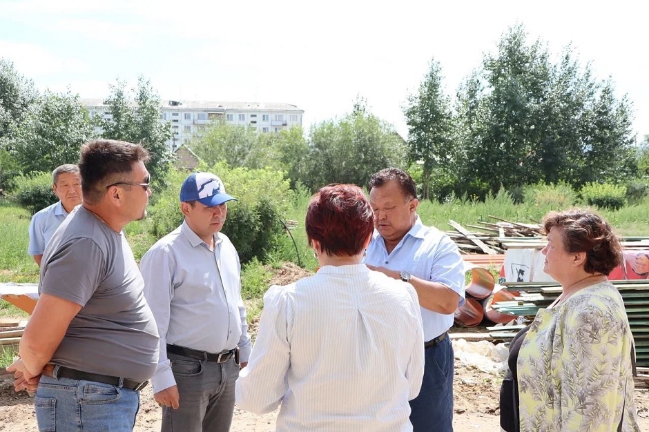 Вице-спикер ЗС Кузьма Алдаров проверил как идет ремонт в учреждениях его округа