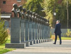 В сквере напротив главного входа в училище установлено 14 бюстов героев-летчиков — уроженцев нашего региона. Из них 12 Героев Советского Союза и два Героя Социалистического Труда: это авиационные конструкторы Николай Камов и Михаил Миль.