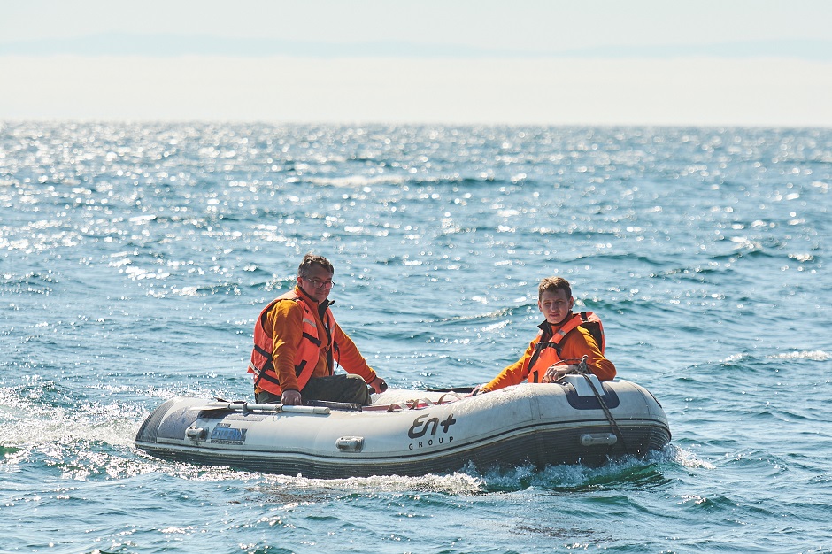 На воду выходят на лодке