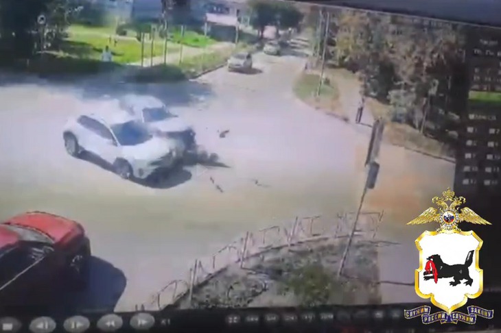 Момент ДТП в Усолье-Сибирском. Скриншот видео пресс-службы ГУ МВД России по Иркутской области