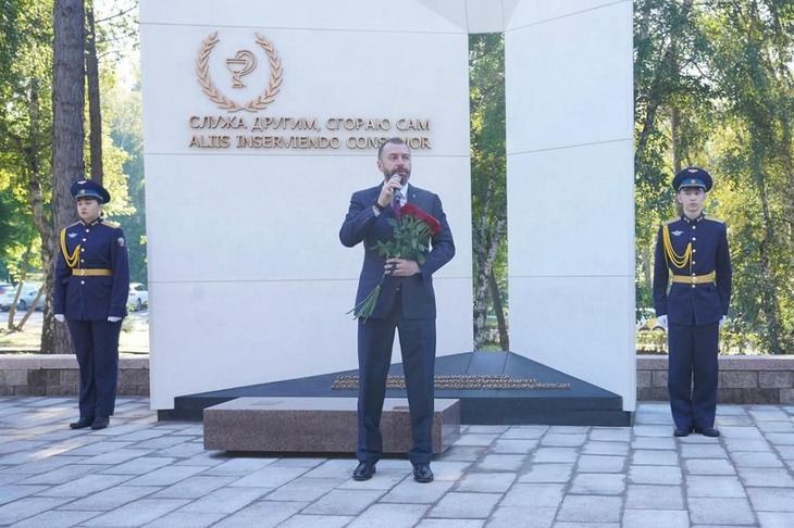 Александр Ведерников на открытии памятника героям-медикам. Фото IRK.ru