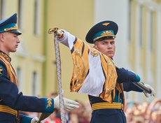 Мероприятие началось с вручения Знамени Иркутского суворовского военного училища начальнику образовательного учреждения Анатолию Золотухину.