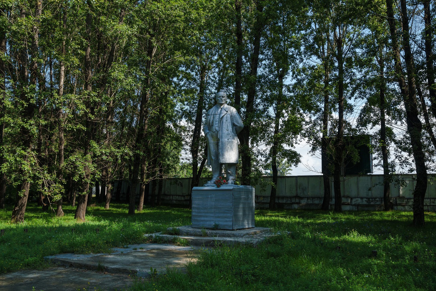 Скульптура Владимира Ленина из бетона установлена в 1970 году на территории стадиона «Зенит»