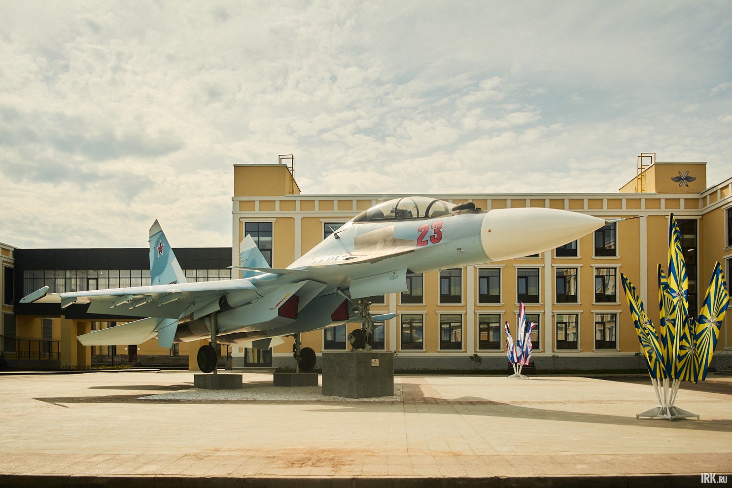На территории училища установлен установлен самолёт Су-30.