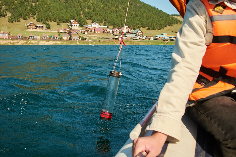 Ученые берут пробы байкальской воды на разной глубине