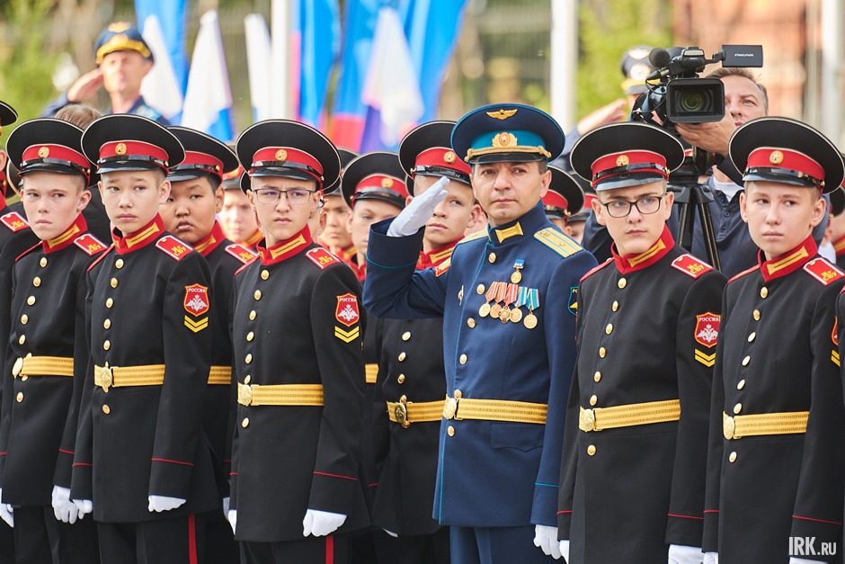 Для торжественного события ребята надели парадную форму черного цвета.