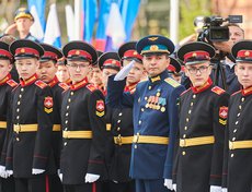 Для торжественного события ребята надели парадную форму черного цвета.