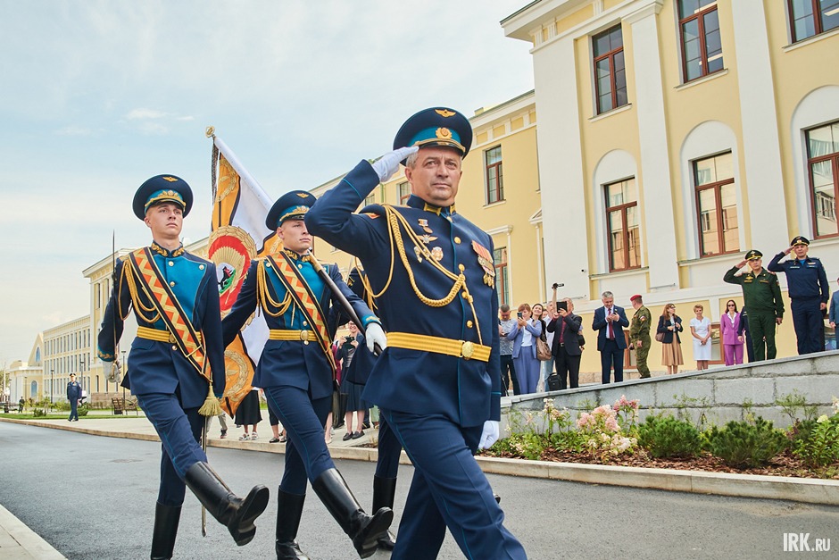 Торжественная линейка прошла перед главным корпусом учебного заведения.