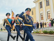 Торжественная линейка прошла перед главным корпусом учебного заведения.