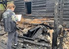 Следователи работают на месте пожара. Фото СУ СК России по Иркутской области