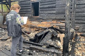 Следователи работают на месте пожара. Фото СУ СК России по Иркутской области
