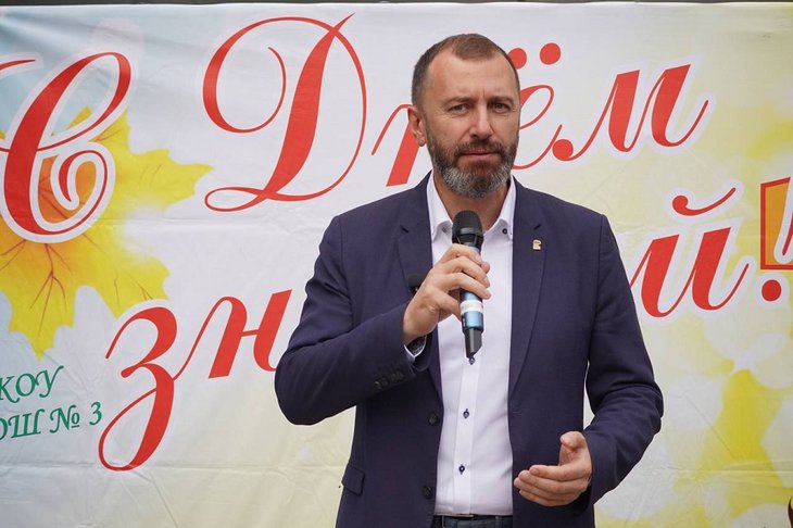 Александр Ведерников на линейке 1 сентября. Фото IRK.ru