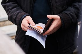Мужчина с паспортом и повесткой. Фото Маргариты Романовой, IRK.ru