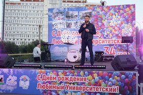 Евгений Стекачев во время праздничного концерта. Фото пресс-службы думы Иркутска