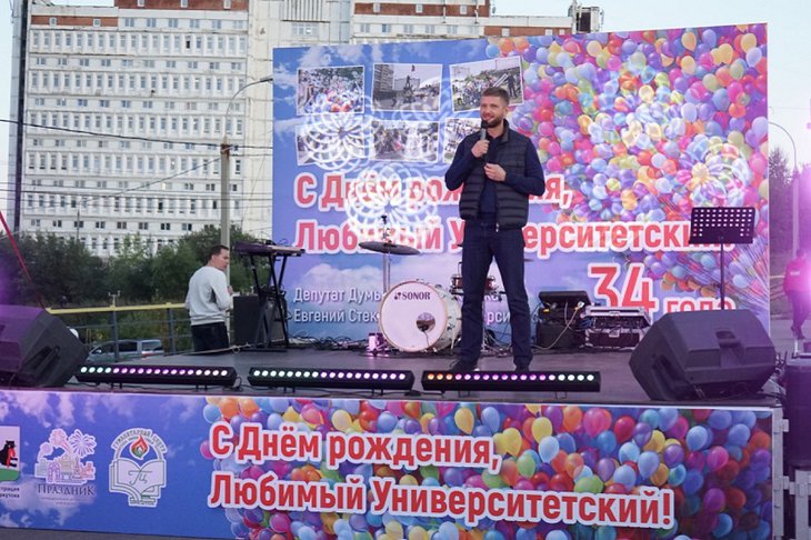 Евгений Стекачев во время праздничного концерта. Фото пресс-службы думы Иркутска