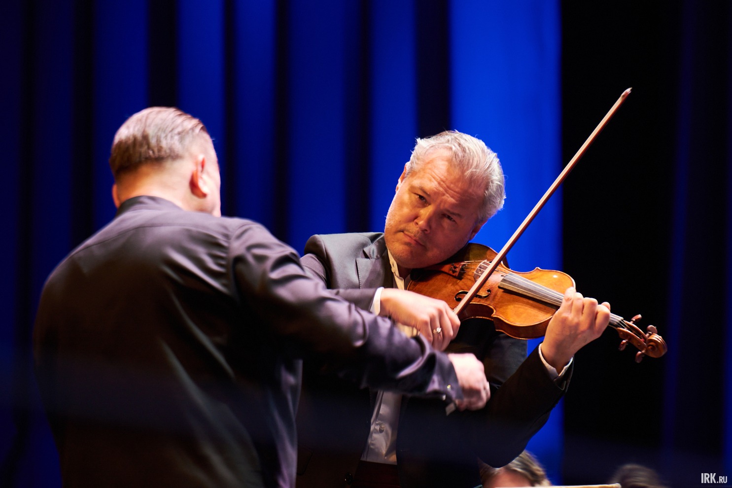 Солировал в этот вечер наряду с Денисом Мацуевым скрипач Вадим Репин.