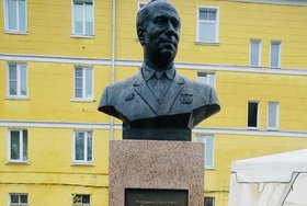 Бюст Броншнейна в сквере. Фото пресс-службы думы Иркутска