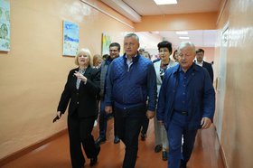 Игорь Кобзев в школе №8 Братска. Фото пресс-службы правительства Иркутской области