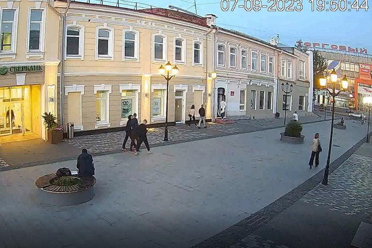 Подростки на Урицкого. Фото пресс-службы администрации Иркутска