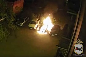 Поджог автомобиля. Скриншот видео пресс-службы ГУ МВД России по Иркутской области