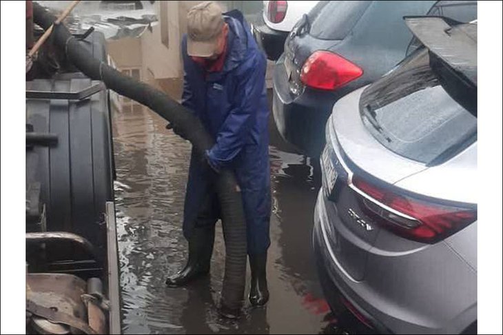 Откачка воды с улиц города. Фото пресс-службы администрации Иркутска