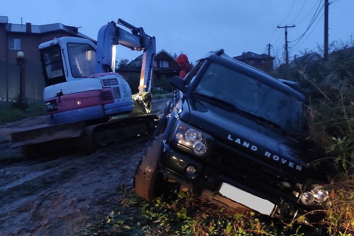 Автомобиль в канаве. Фото Алексея Шестакова