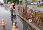 Специалисты чистят ливневую канализацию. Фото пресс-службы администрации Иркутска