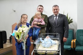 Игорь Кобзев с семьей Станислава. Фото пресс-службы правительства Иркутской области
