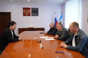 Встреча с Бадмой Башанкаевым. Фото пресс-службы правительства Иркутской области