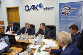 Совещание на авиазаводе. Фото пресс-службы правительства Иркутской области