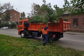 Уборка мусора на улицах Иркутска. Фото пресс-службы администрации города
