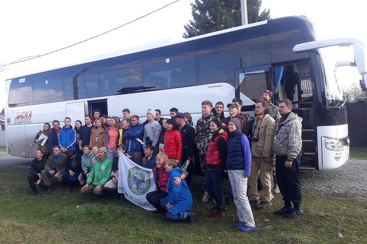 Добровольцы высаживают сеянцы сосны. Фото пресс-службы благотворительного фонда «Подари планете жизнь»