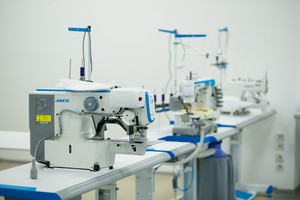 Для гостей работала выставка профильного оборудования, тканей и фурнитуры