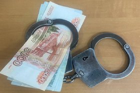 Деньги и наручники. Фото пресс-службы ГУ МВД России по Иркутской области