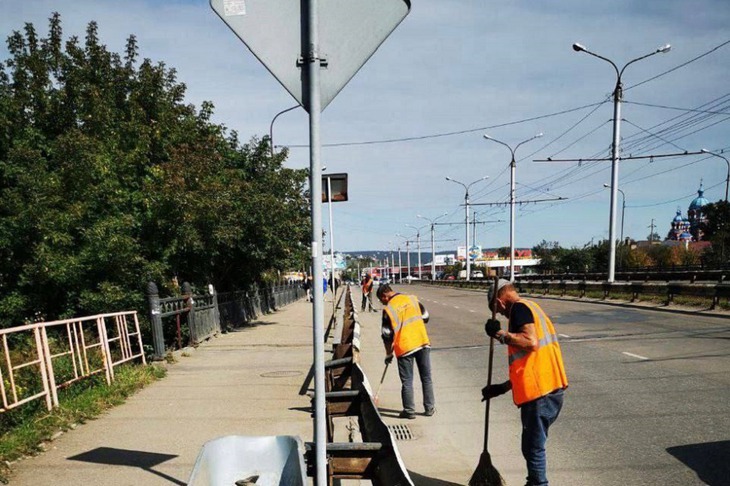 Уборка мусора на улицах Иркутска. Фото пресс-службы администрации города