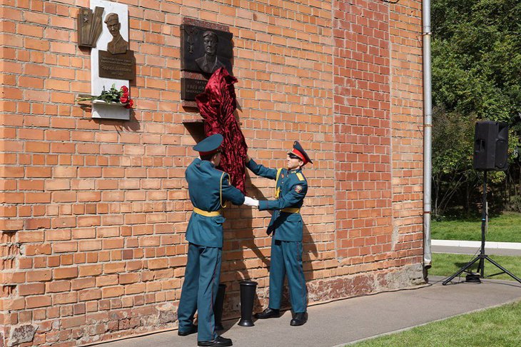 Открытие мемориальной доски. Фото пресс-службы правительства Иркутской области