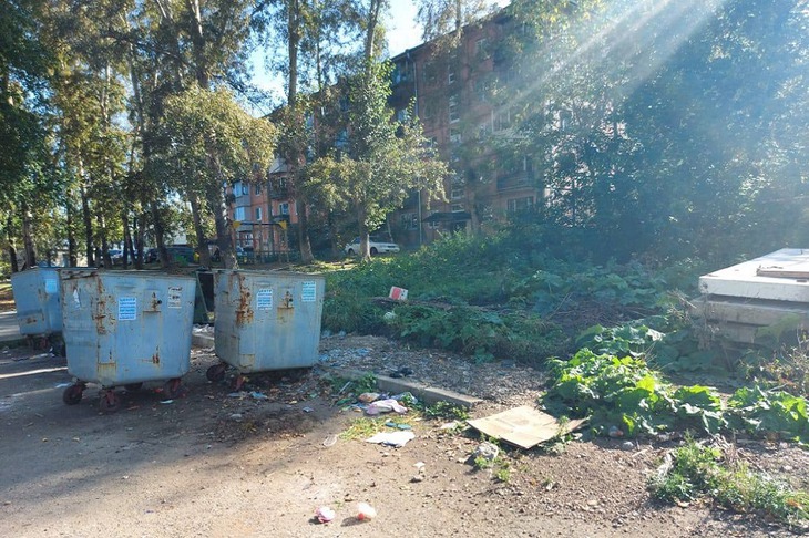 Ремонт контейнерной площадки для мусора на Розы Люксембург. Фото пресс-службы думы Иркутска