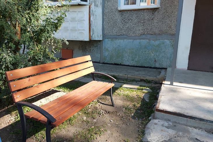 Установленные скамейки у домов на Розы Люксембург. Фото пресс-службы думы Иркутска