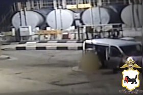 Фигуранты сливают бензин на АЗС. Скриншот видео ГУ МВД России по Иркутской области